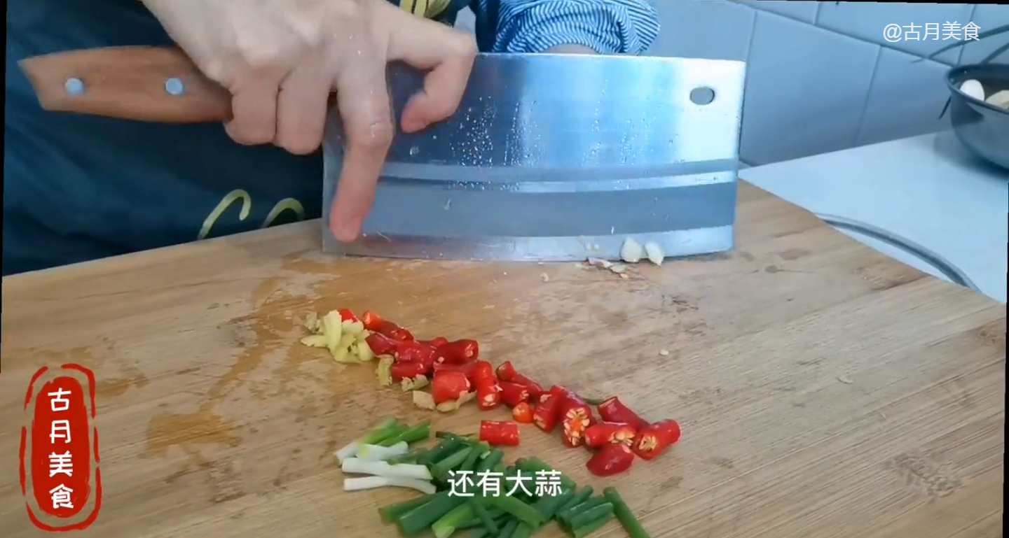 千张白菜怎么能做出饭店美味,古月小技巧教你,每次汤汁都不剩