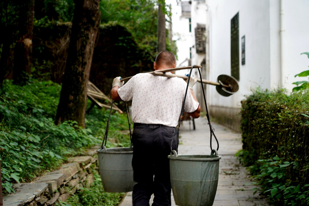 游江西婺源：一个叫漳村的地方，一条清澈的溪水，一部追过的电影