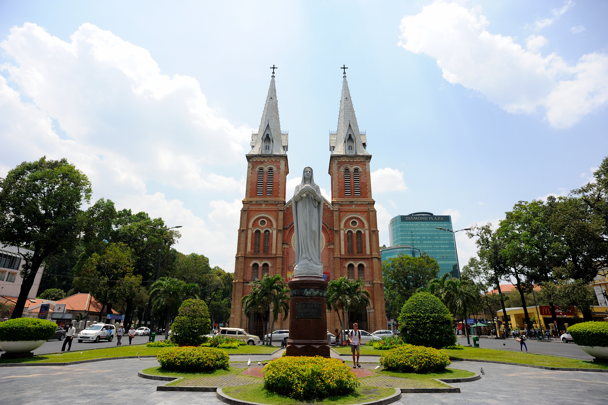 越南第一大城市，被誉为“东方巴黎”，地位与中国上海相当