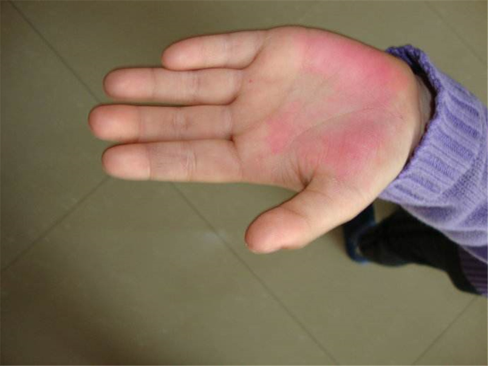 “妈妈,老师打我”,2位妈妈的不同反应,决定了孩子悬殊的人生