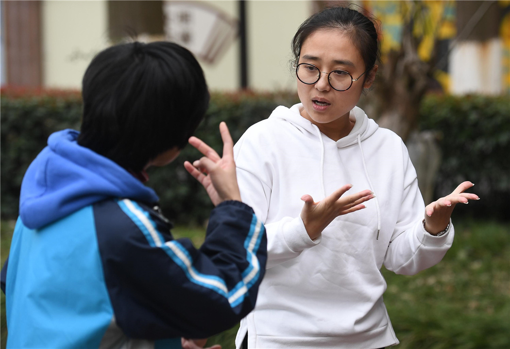 “妈妈,老师打我”,2位妈妈的不同反应,决定了孩子悬殊的人生