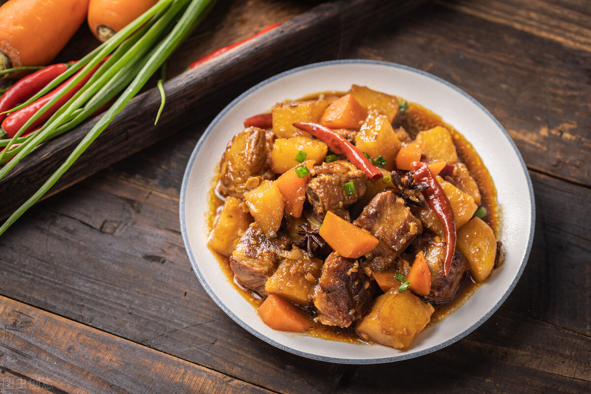 炖排骨时，不要直接下锅焯水，多做这2步，排骨更鲜嫩，还没腥味