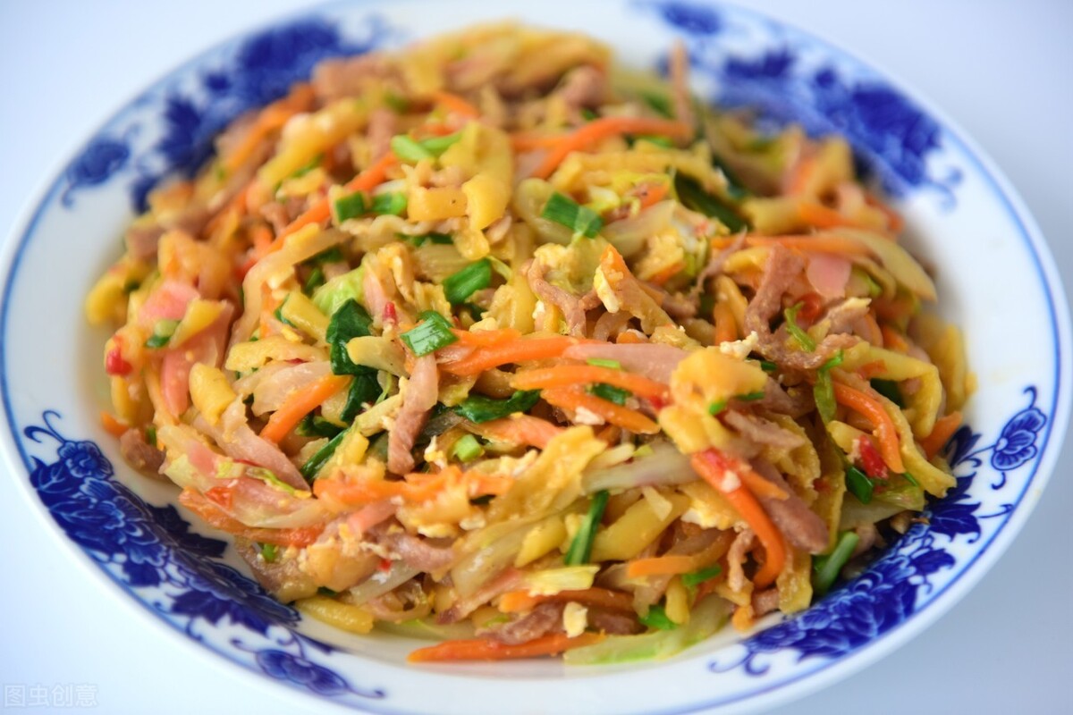 炒粉丝,最忌焯水后直接炒,少了一步,粉丝结团又粘锅,还不入味