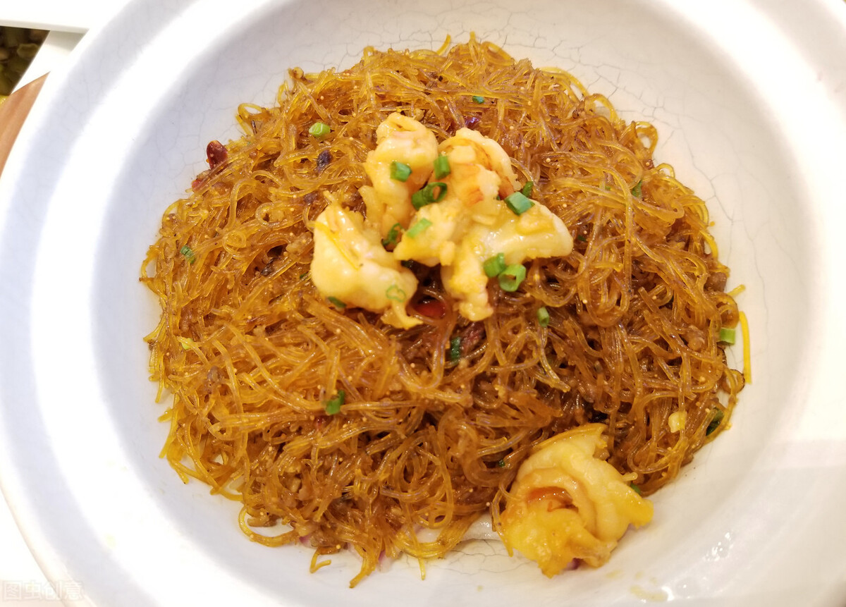 炒粉丝,最忌焯水后直接炒,少了一步,粉丝结团又粘锅,还不入味