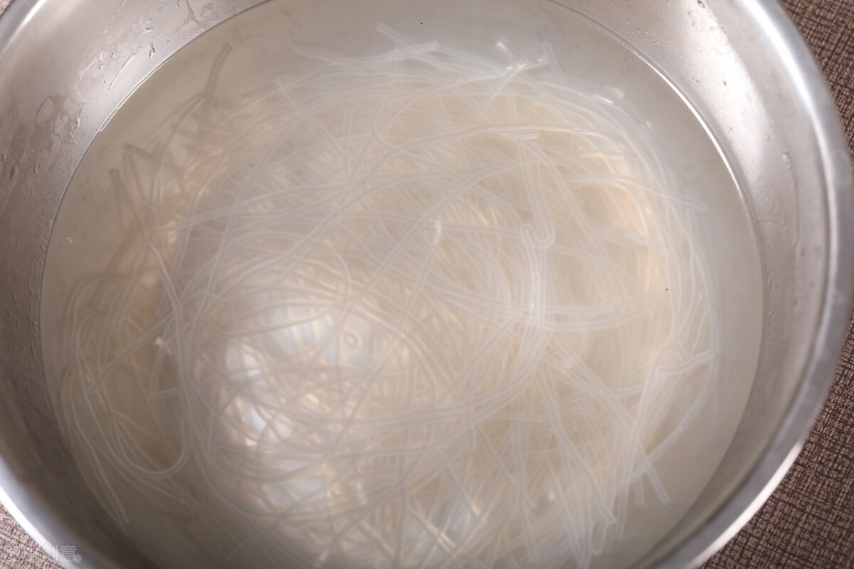 炒粉丝,最忌焯水后直接炒,少了一步,粉丝结团又粘锅,还不入味