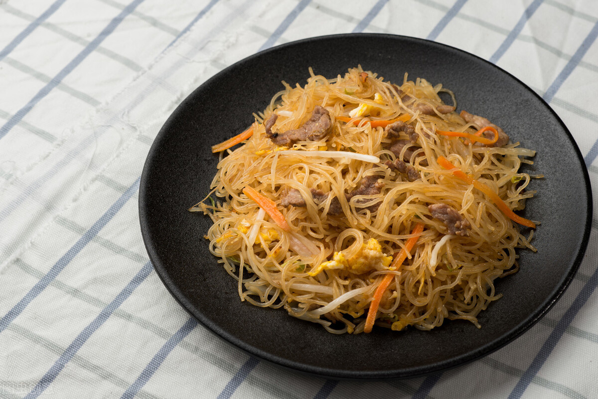 炒粉丝,最忌焯水后直接炒,少了一步,粉丝结团又粘锅,还不入味