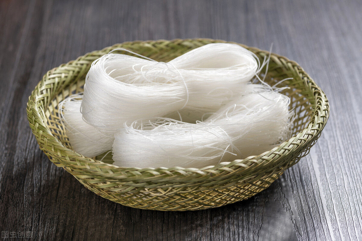 炒粉丝,最忌焯水后直接炒,少了一步,粉丝结团又粘锅,还不入味