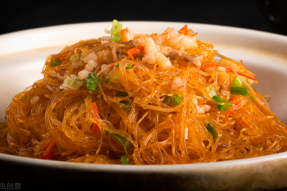 炒粉丝,最忌焯水后直接炒,少了一步,粉丝结团又粘锅,还不入味