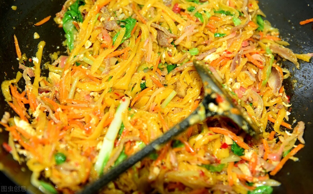 炒粉丝,最忌焯水后直接炒,少了一步,粉丝结团又粘锅,还不入味