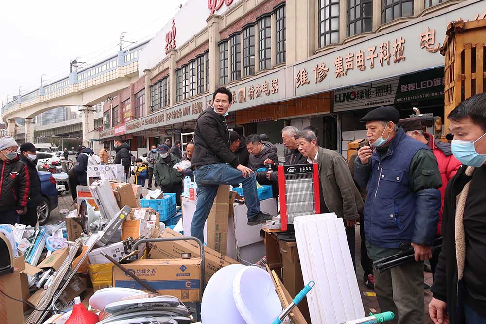 2021年1月31日，有着16年历史的虬江路上海音像城正式关闭，不少市民赶在最后一天前来淘货。音像城整体搬迁到位于曹安路的上海市轻纺市场，预计2月底正式营业。虬江路旧货市场已存在了半个多世纪。2005年，位于虬江路宝山路口的上海音像城正式开业，以经销音响、电脑、电子设备为主，至今仍有不少中老年顾客，把逛音像城，淘便宜货，当成独特的生活消遣方式。人民视觉&nbsp; 图