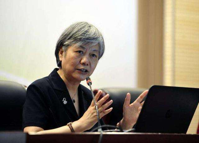 李玫瑾:孩子未来是否有出息,去小区广场看一圈,心里就有数了