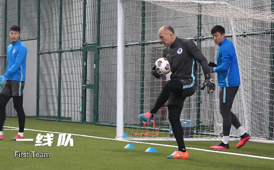 贝尼特斯离去,好在大连人还有外籍助教指导冬训。截屏图