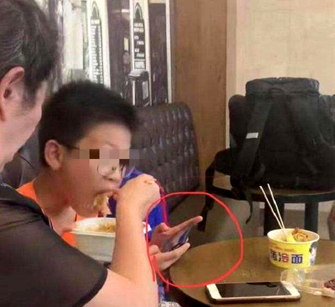 孩子撒泼打滚已经不管用了，90后父母育儿观：都是我们玩剩下的