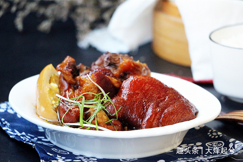 家宴重磅菜红烧蹄膀,皮糯肉酥入口即化,学会春节露一手