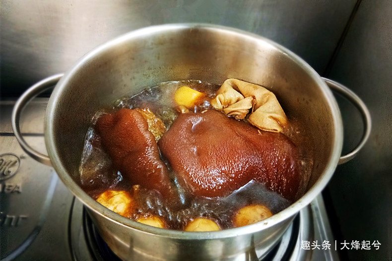 家宴重磅菜红烧蹄膀,皮糯肉酥入口即化,学会春节露一手