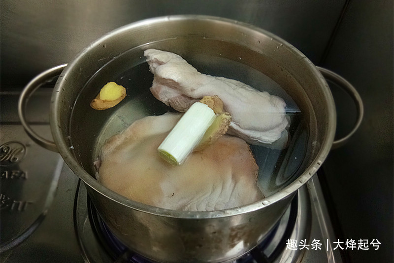 家宴重磅菜红烧蹄膀,皮糯肉酥入口即化,学会春节露一手