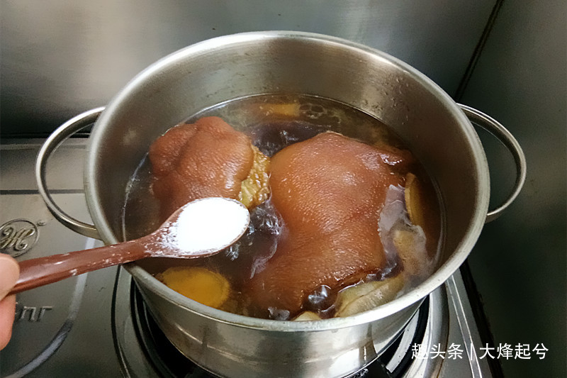 家宴重磅菜红烧蹄膀,皮糯肉酥入口即化,学会春节露一手