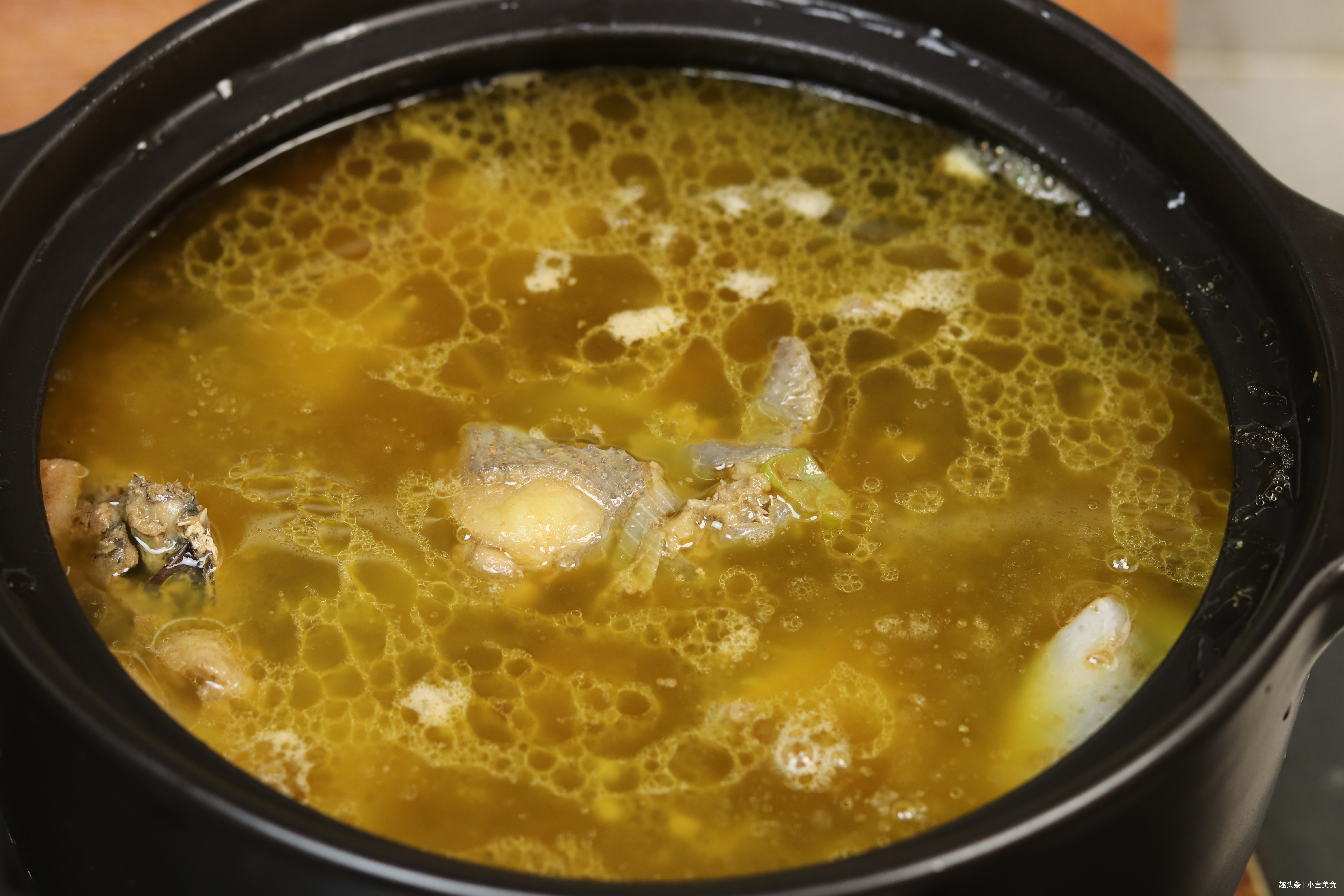 炖鸡肉时，切记别直接焯水，教你正确做法，鸡肉鲜香嫩滑不腥不柴