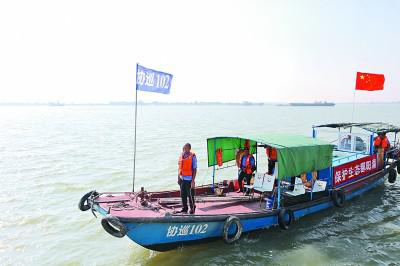  江西省九江市湖口协助巡护队在鄱阳湖上巡护。&nbsp; 光明图片