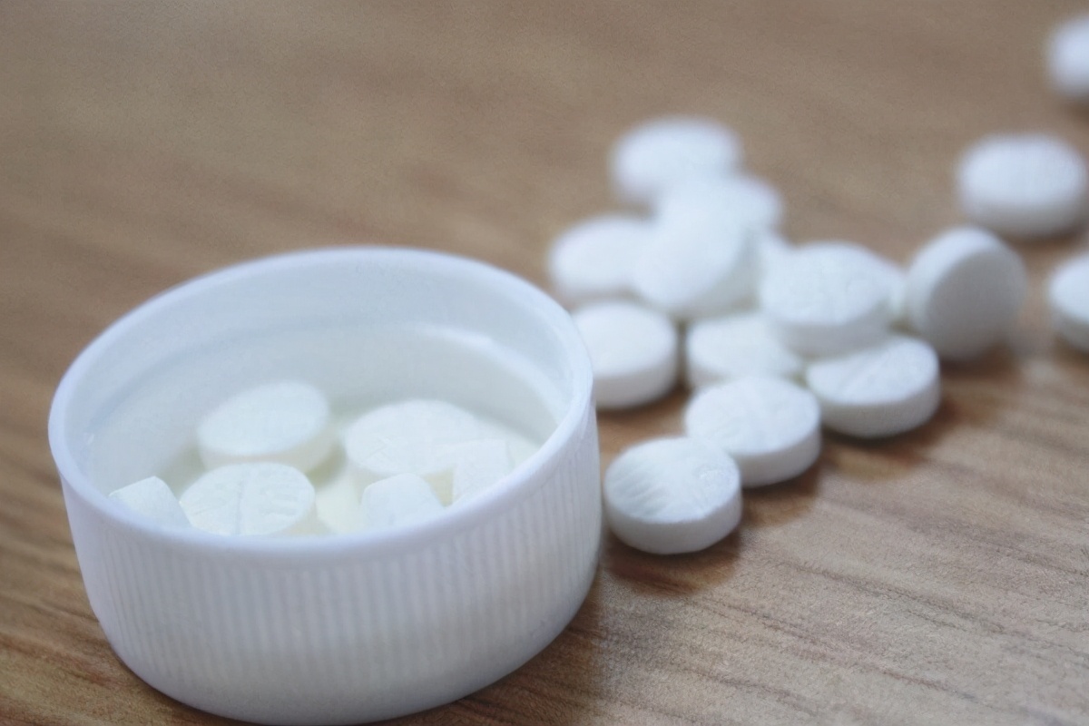 50岁后要养骨,养骨需补充哪些营养?骨科医生告诉您,请牢记