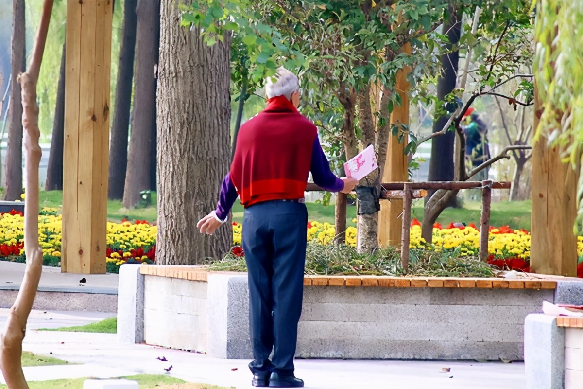 50岁后要养骨,养骨需补充哪些营养?骨科医生告诉您,请牢记