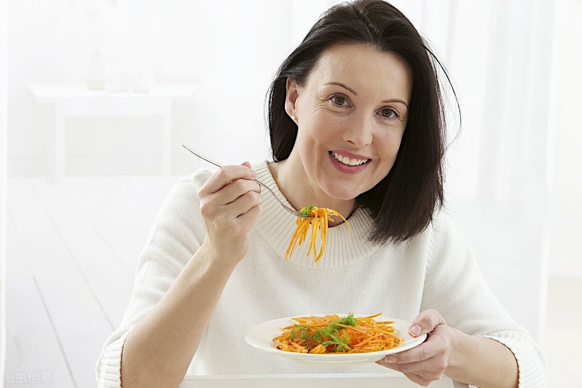 除了熬夜之外,这三类食物,也会“偷走”胶原蛋白,劝你谨慎食用