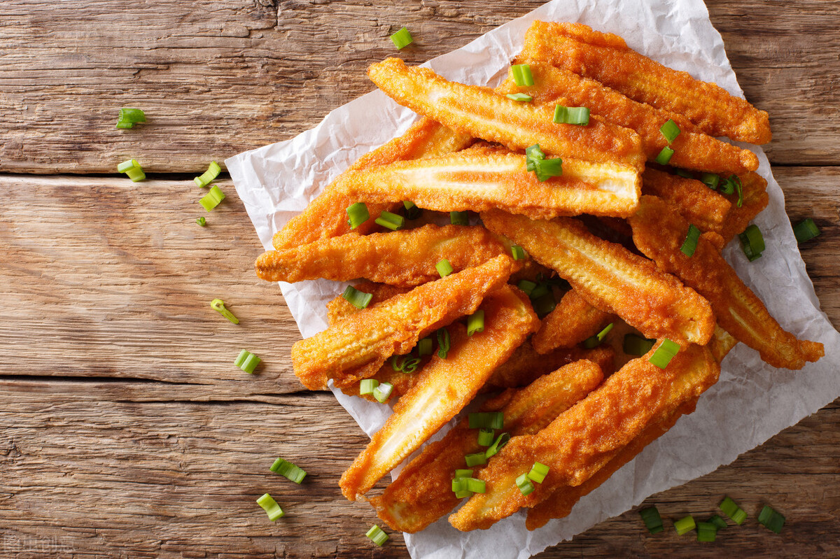 除了熬夜之外,这三类食物,也会“偷走”胶原蛋白,劝你谨慎食用