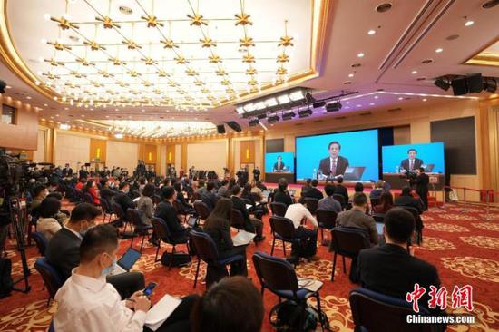 3月4日晚，十三届全国人大四次会议新闻发布会在北京人民大会堂新闻发布厅举行，由大会发言人张业遂就大会议程和人大工作相关问题回答中外记者提问。为有效防控疫情，共同维护公共卫生与健康，新闻发布会采用网络视频形式进行。图为分会场。&nbsp;中新社记者 蒋启明 摄