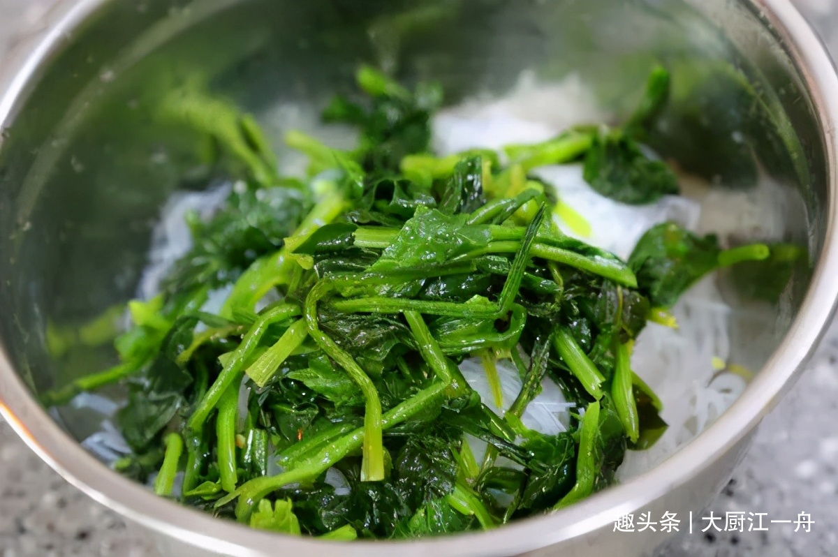 怪不得饭店的凉拌菠菜那么好吃?原来做法有诀窍,3分钟就学会