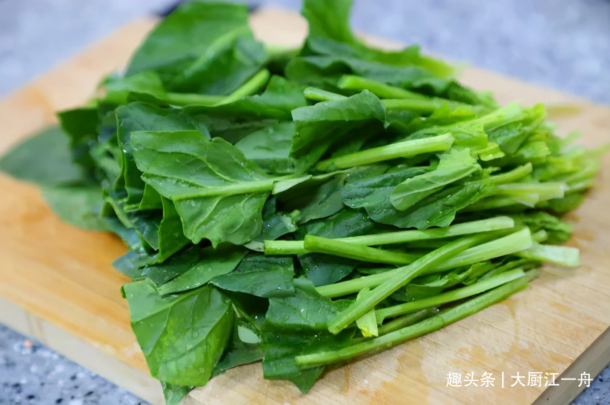 怪不得饭店的凉拌菠菜那么好吃?原来做法有诀窍,3分钟就学会