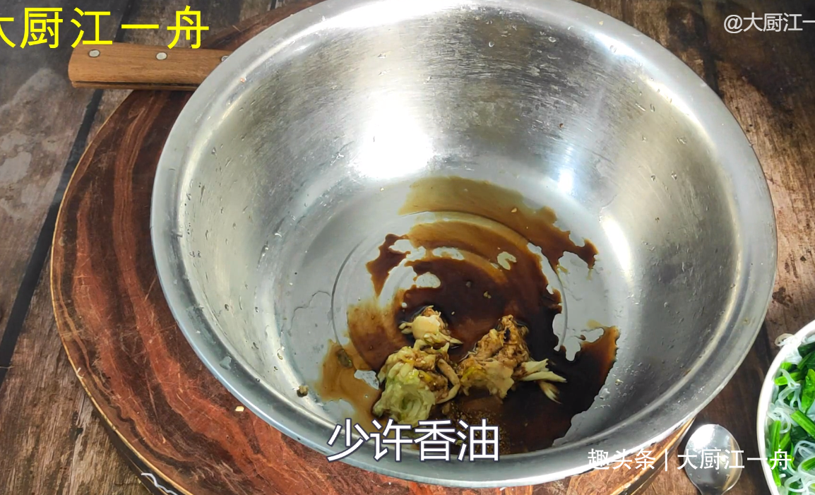 怪不得饭店的凉拌菠菜那么好吃?原来做法有诀窍,3分钟就学会