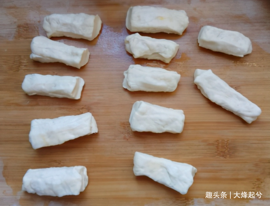 原来炸油条如此简单,不放泡打粉,油条照样蓬松酥脆,外酥里嫩