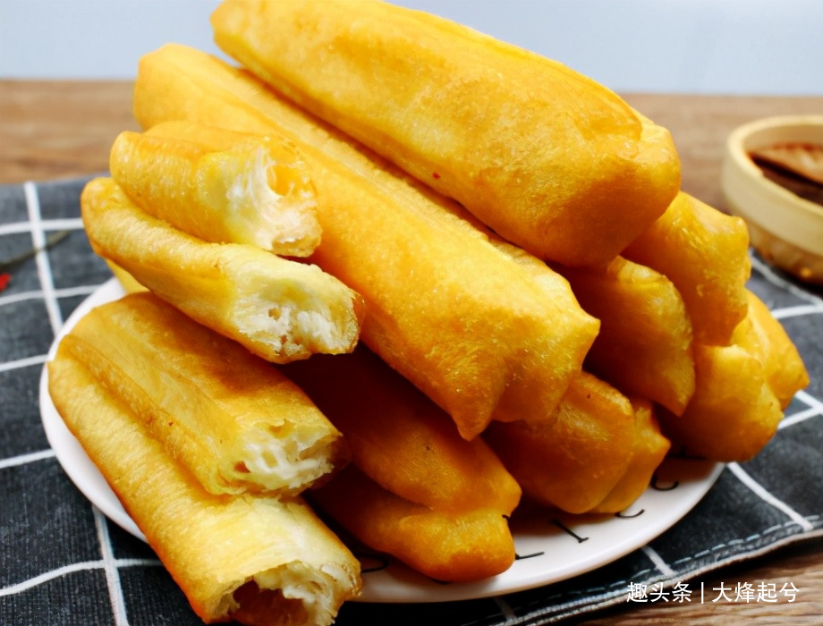 原来炸油条如此简单,不放泡打粉,油条照样蓬松酥脆,外酥里嫩