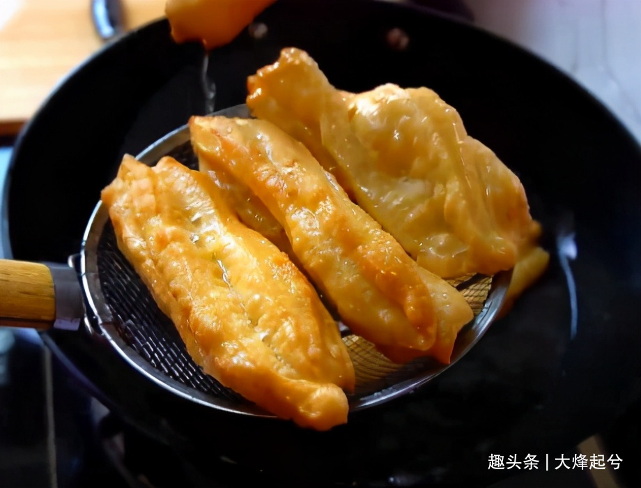 原来炸油条如此简单,不放泡打粉,油条照样蓬松酥脆,外酥里嫩