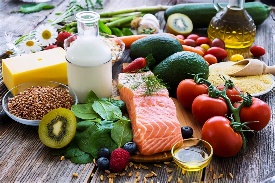 医生辟谣:体内的尿酸只有20%来自于食物,所以控制饮食没有用