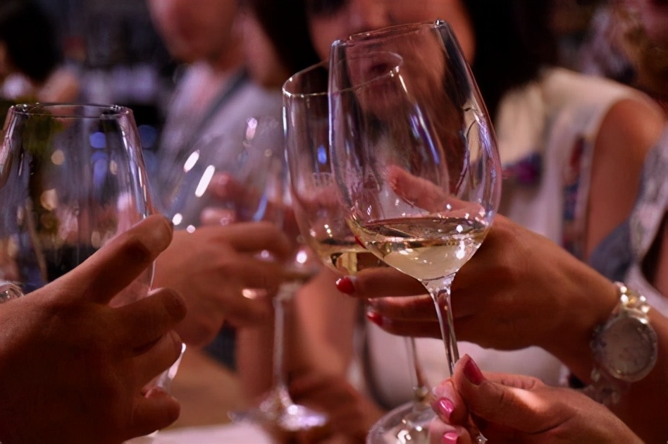 医生辟谣:体内的尿酸只有20%来自于食物,所以控制饮食没有用