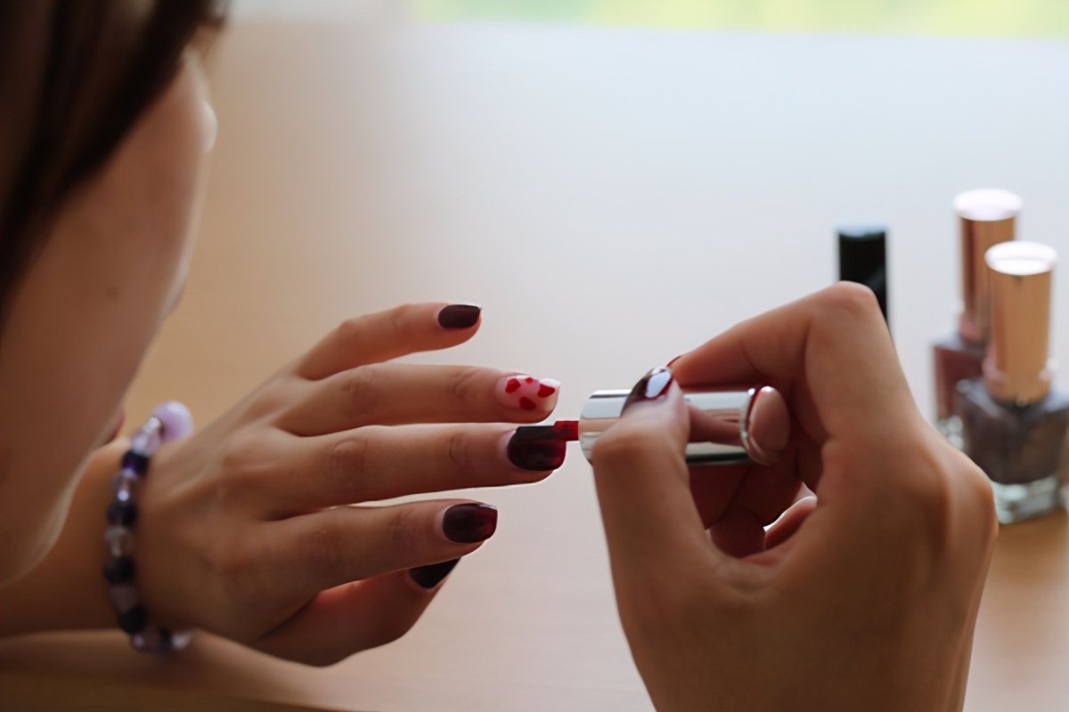 指甲上出现竖纹,是咋回事?月牙的多少,与健康有关?