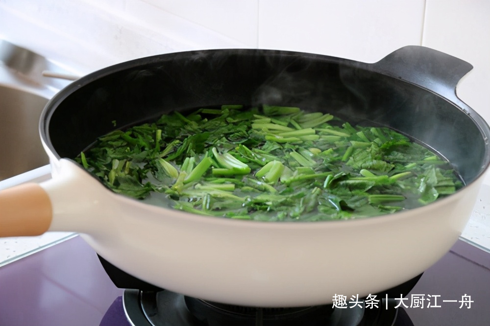 菠菜吃了20年,这做法头次见,酱香浓郁,下饭神器,你不学吗