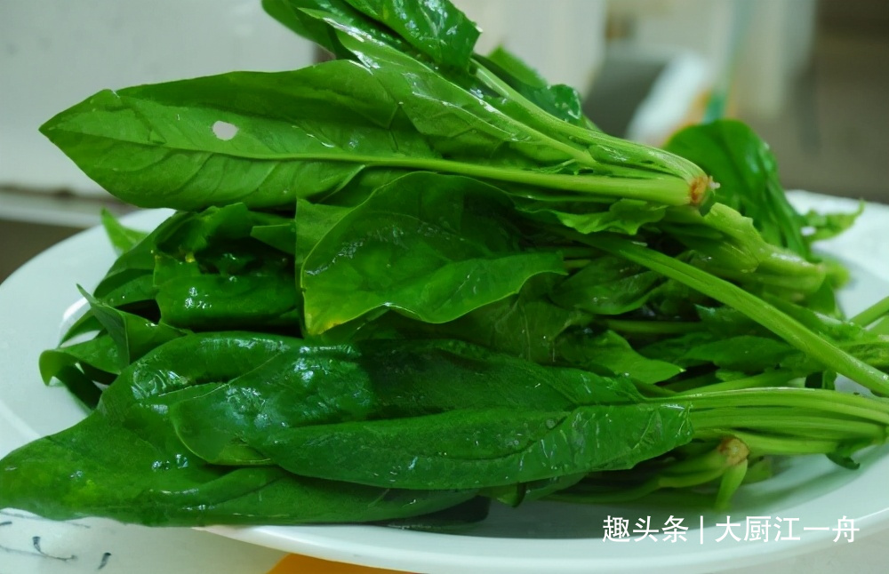 菠菜吃了20年,这做法头次见,酱香浓郁,下饭神器,你不学吗