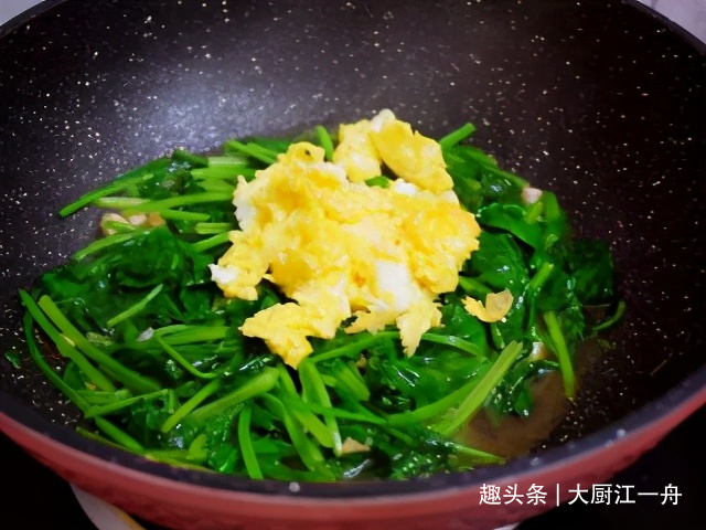 菠菜吃了20年,这做法头次见,酱香浓郁,下饭神器,你不学吗
