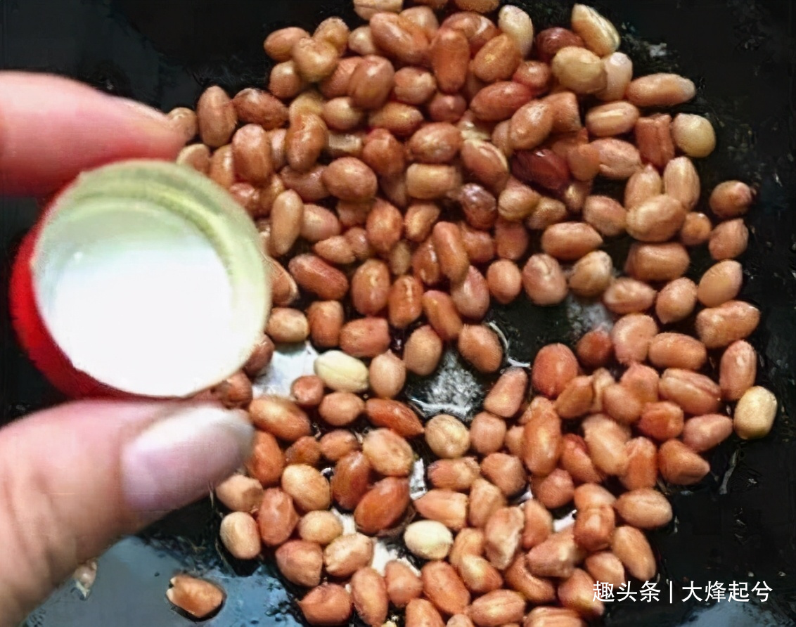 炒花生米,不要着急下锅,牢记“三点技巧”,花生米更香更酥脆