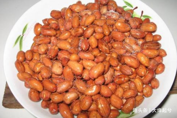 炒花生米,不要着急下锅,牢记“三点技巧”,花生米更香更酥脆