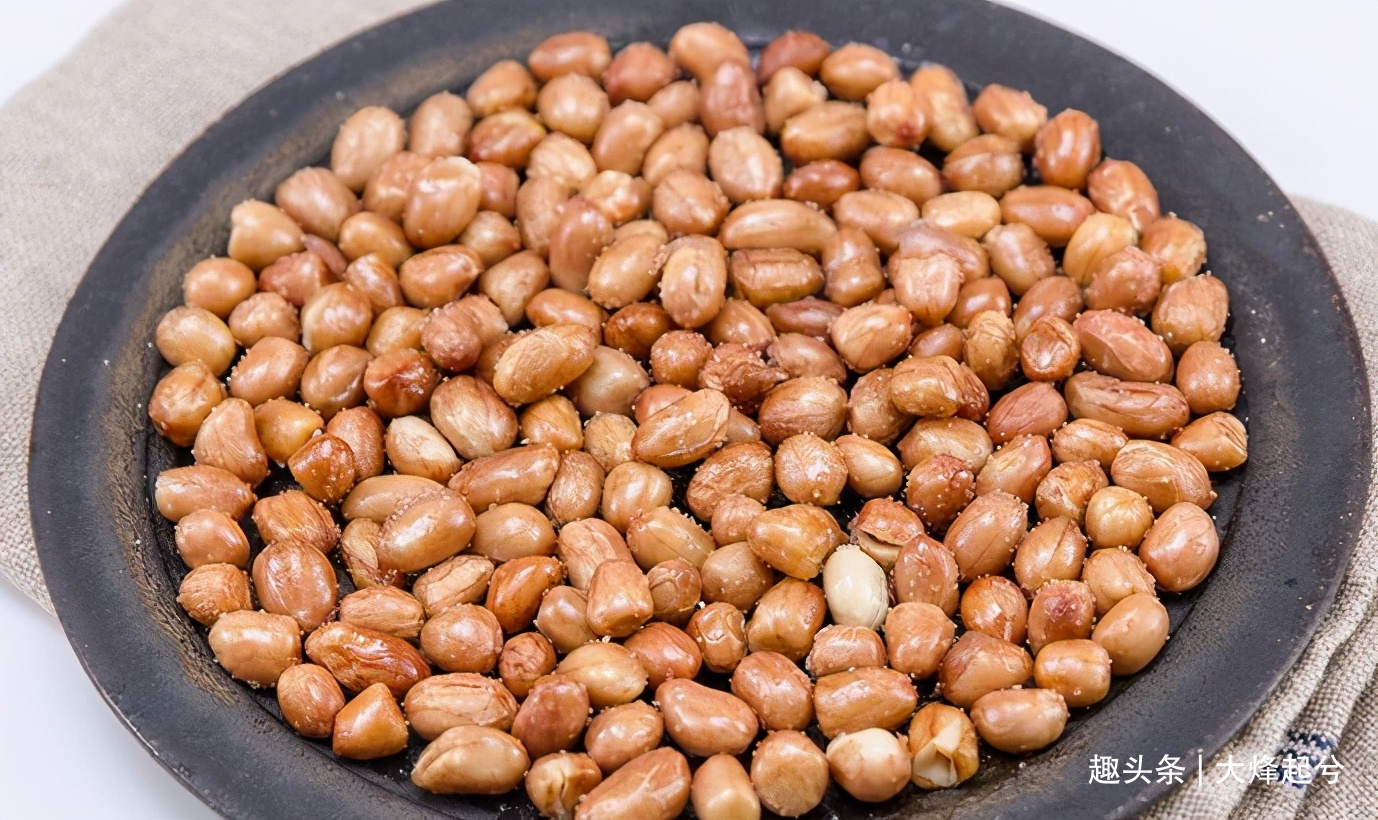 炒花生米,不要着急下锅,牢记“三点技巧”,花生米更香更酥脆