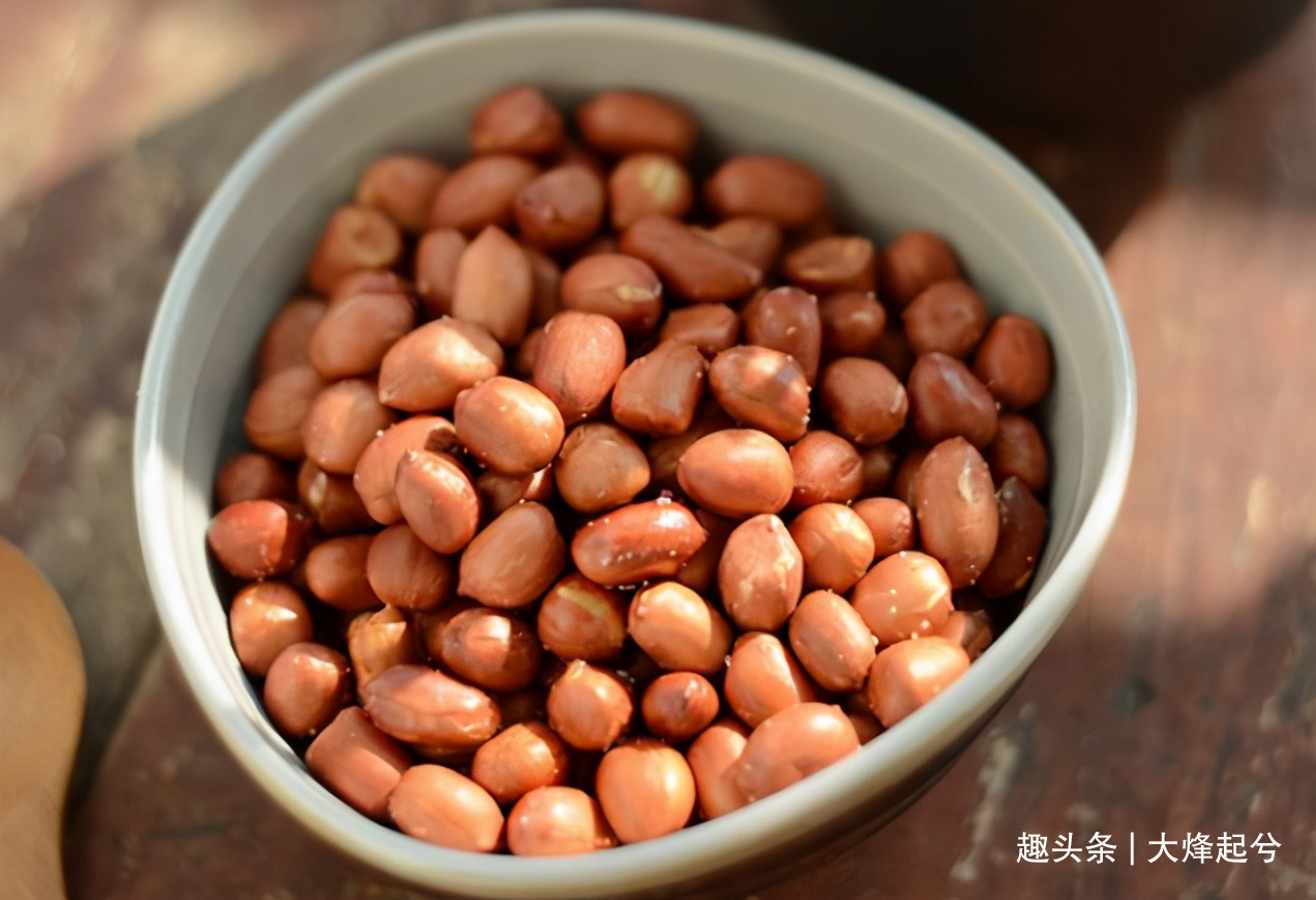 炒花生米,不要着急下锅,牢记“三点技巧”,花生米更香更酥脆