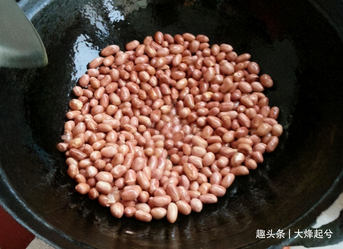 炒花生米,不要着急下锅,牢记“三点技巧”,花生米更香更酥脆