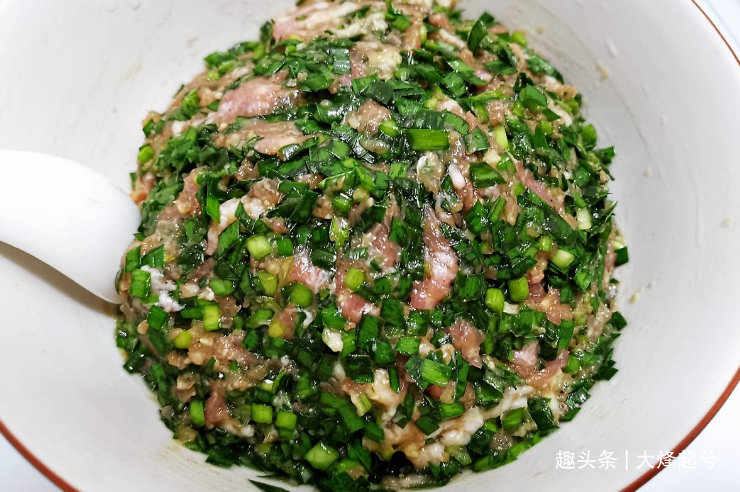 做韭菜猪肉馅饺子,记住“4要点”,韭菜不出水,饺子鲜香味道好