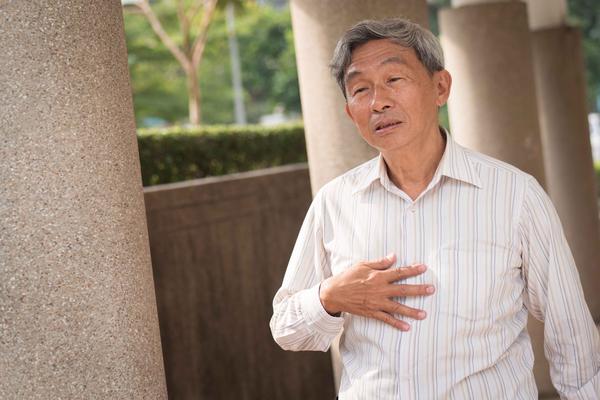 身上出现这4个变化,或许提醒你:血管已经堵塞!中老年人别疏忽