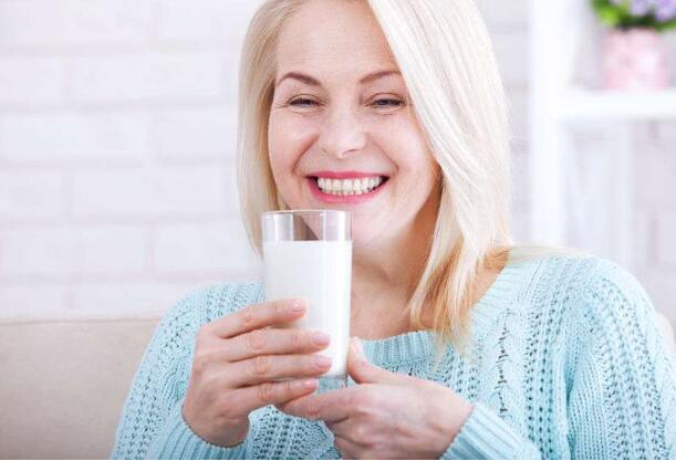 上了年纪的人,经常失眠睡不着,夜尿频繁?或是3个原因惹的祸