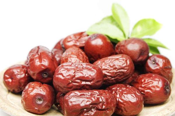 上了年纪的人,经常失眠睡不着,夜尿频繁?或是3个原因惹的祸