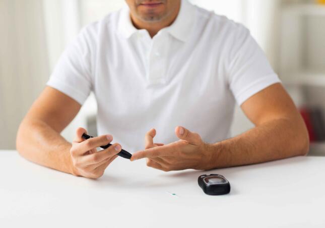 上了年纪的人,经常失眠睡不着,夜尿频繁?或是3个原因惹的祸